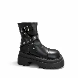 Bota negra de caña media con plataforma y suela track. Presenta correas decorativas con hebillas y ojales metálicos, y cierre trasero.