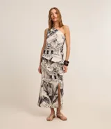 Pollera midi de Marfinno, confeccionada en viscolino con mezcla de lino y viscosa, con diseño estampado de paisajes modernistas en blanco y negro, nudo lateral y tajo frontal.
