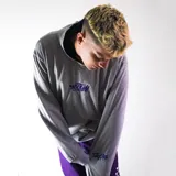 Canguro gris de media estación, de felpa 60% algodón, con logos bordados en pecho y manga y estampado de serigrafía en espalda.