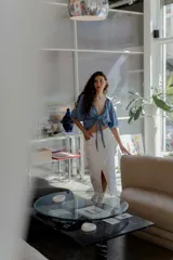 Falda midi de denim blanco, tiro alto, con abertura frontal pronunciada.