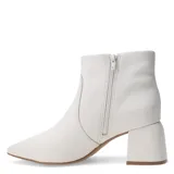 Botas de cuero color blanco, con taco cuadrado y punta fina.