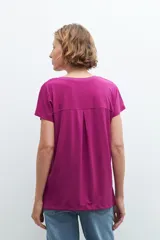 Blusa color cereza de manga corta con escote en V.