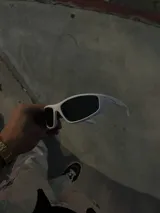 Gafas de sol blancas con lentes rectangulares negras.