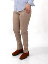 Pantalón de montar negro tableado, de corte ajustado y tiro alto, con detalles de botones en el tobillo.