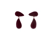 Aros colgantes plateados con piezas esmaltadas en color bordó de diseño asimétrico y orgánico.