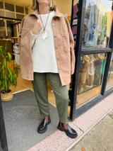 Sobre camisa color camel, confeccionada en paño, de corte oversize.