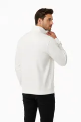 Sudadera de cuello alto con cierre frontal parcial, de manga larga y diseño liso en color crudo.