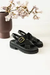 Sandalias de cuero color tostado y blanco, con plataforma track y hebilla metálica.