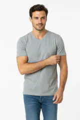 Remera de algodón de corte slim fit, con cuello en V y mangas cortas.