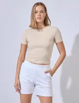 Short blanco de algodón con pretina ancha elastizada y bolsillos inclinados.