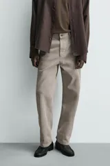Jeans straight fit de corte recto y tiro medio, confeccionados en denim de algodón con lavado en color gris. Cuenta con cinco bolsillos y cierre frontal con cremallera y botón.
