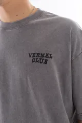 Remera gris con efecto acid wash, corte oversize y estampa en la espalda con personajes de dibujos animados (Bob Esponja, Itchy, Peppa Pig y Bart Simpson) con fajos de billetes.