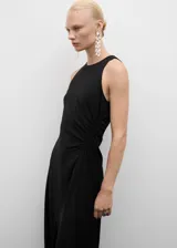 Vestido midi de fiesta color negro, con cuello redondo y diseño sin mangas. Presenta un detalle drapeado lateral en la cintura y corte evasé fluido.