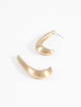 Par de aros plateados con forma de medialuna gruesa.