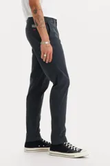 Pantalón tipo chino de corte slim, confeccionado en gabardina de algodón con un toque de elastano. Presenta un diseño de tiro medio, cierre de botón y cremallera, bolsillos laterales y bolsillos traseros con botón.