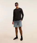 Bermuda deportiva para hombre, color gris con degradé hacia el celeste/azul en la parte inferior. Presenta cintura elástica con cordón de ajuste interno y forro de malla.