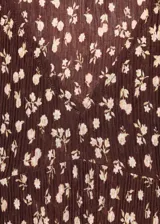 Vestido largo de tejido plisado marrón con estampado floral pequeño, escote en V, manga larga acampanada y diseño evasé.
