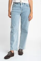 Jean de corte baggy con tiro medio, confeccionado en algodón de tono celeste claro con acabado lavado.