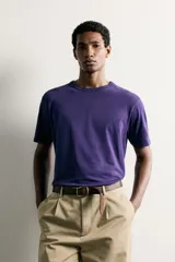 Camiseta regular fit color amarillo, con efecto lavado, cuello redondo y manga corta.