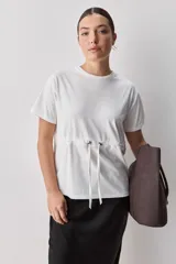 Remera celeste de algodón con cuello redondo, mangas cortas y cordón ajustable en la cintura.