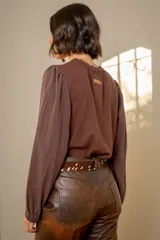 Remera de algodón con cuerpo en color beige y mangas largas abullonadas en color blanco. Presenta cuello redondo con frunces y puños elásticos.