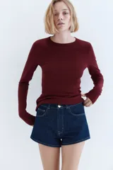 Remera entallada de punto de algodón, color bordó, con manga larga y cuello redondo.