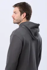 Canguro con capucha de color gris oscuro, confeccionado en tejido de felpa con interior de micropolar. Presenta cordones ajustables en la capucha y un pequeño logo bordado en el pecho.