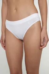 Bombacha tipo bikini de microfibra sin costuras, con tiro medio y fundillo de algodón para mayor confort.