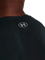 Remera deportiva de manga corta Under Armour Vanish Seamless, color negro, con diseño sin costuras y paneles de malla para mayor transpirabilidad. Presenta el logo de la marca en plateado en el pecho.