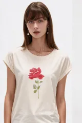 Remera de manga corta de algodón, de corte holgado y cuello a la base. Presenta un estampado frontal en el pecho con forma de corazón y encaje, con la inscripción "La Dolce Vita".