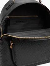 Mochila negra de poliuretano con textura y monogramas TH en bajo relieve, cierre de cremallera superior, bolsillo frontal con cierre, asas ajustables y detalles metálicos dorados.