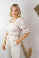 Pantalón de lino color beige, de corte recto y tiro alto.