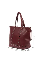 Cartera tipo tote de cuero sintético color negro, con diseño estructurado y detalle de ojales metálicos plateados en el frente y la base. Cuenta con doble asa de hombro y cierre superior.