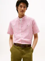 Camisa de manga corta Tommy Hilfiger con cuello mao y diseño a rayas verticales rosas y blancas.