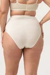 Bombacha blanca tiro alto confeccionada con tela que contiene fibra LYCRA®. Reforzada en su interior delantero para brindar mayor sujeción y contención a la zona abdominal baja. Fundillo en algodón 100%.