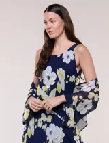 Conjunto de dos piezas en gasa azul marino con estampado floral en tonos blancos y amarillos, compuesto por un vestido midi sin mangas con forro y una capa ligera de mangas amplias.