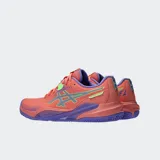 Championes de pádel Asics Gel Challenger 15, color coral con detalles en violeta y verde neón. Presentan un diseño técnico con suela de goma resistente, tecnología de estabilidad lateral y sistema de lazada para mayor sujeción.
