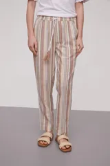 Pantalón babucha a rayas verticales en tonos beige, marrón y blanco, con cintura elástica y cordón ajustable con borlas.