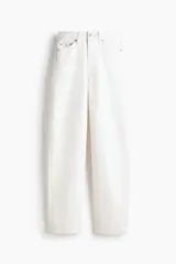 Pantalón jean de tiro alto en denim de algodón blanco, con diseño curvo de piernas con volumen y cinco bolsillos clásicos.