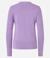 Suéter de punto color rosado, con cuello barco, mangas largas y puños con botones decorativos. El dobladillo también es acanalado.