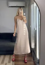 Vestido midi rojo de sedita con breteles finos y escote en V.