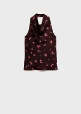 Top halter marrón con estampado de rosas rosadas, espalda descubierta y cierre de lazo en el cuello. Diseño entallado.