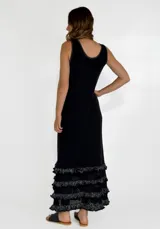 Vestido largo negro con breteles finos y escote redondo. Presenta tres volados de encaje calado en el ruedo.