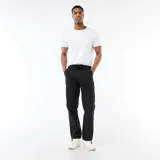 Pantalón cargo negro de corte regular fit, con bolsillos laterales en las piernas y cintura con cordón ajustable.