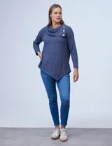 Buzo azul en tejido soft de la marca Ruby Rd. Tiene cuello volcado con aplique de botones y terminación de ruedo asimétrico.