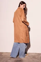 Trench largo color beige de gamuza sintética, con solapas y corte recto.