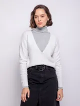 Cardigan corto de tejido tramado, con escote en V, cierre frontal con botones a tono y mangas largas con puños ajustados.