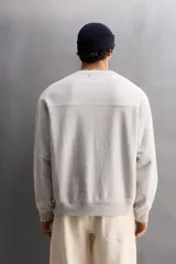 Sudadera negra de entrenamiento relaxed fit confeccionada en tejido de algodón con interior rizo, cuello redondo, manga larga y acabados en rib.