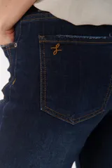 Jean de corte semi oxford con tiro medio, confeccionado en denim de lavado claro. Presenta costuras verticales decorativas en el frente y un detalle de costura en la botamanga que amplía la silueta.