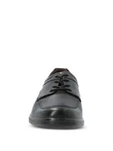 Zapato de vestir negro con tecnología waterproof, confeccionado en cuero con cordones y suela de poliuretano.